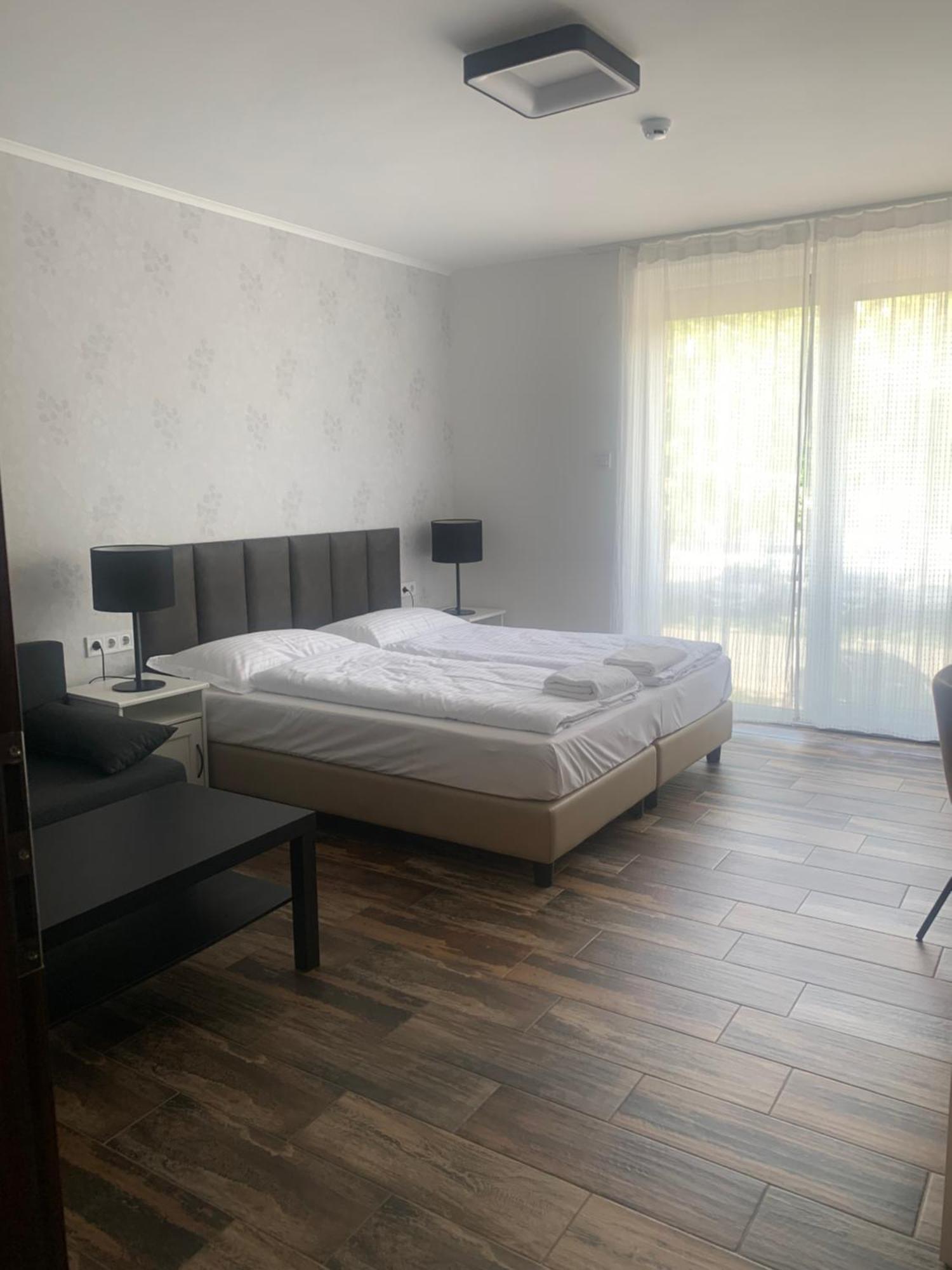 City Panzio Balatonlelle Bagian luar foto
