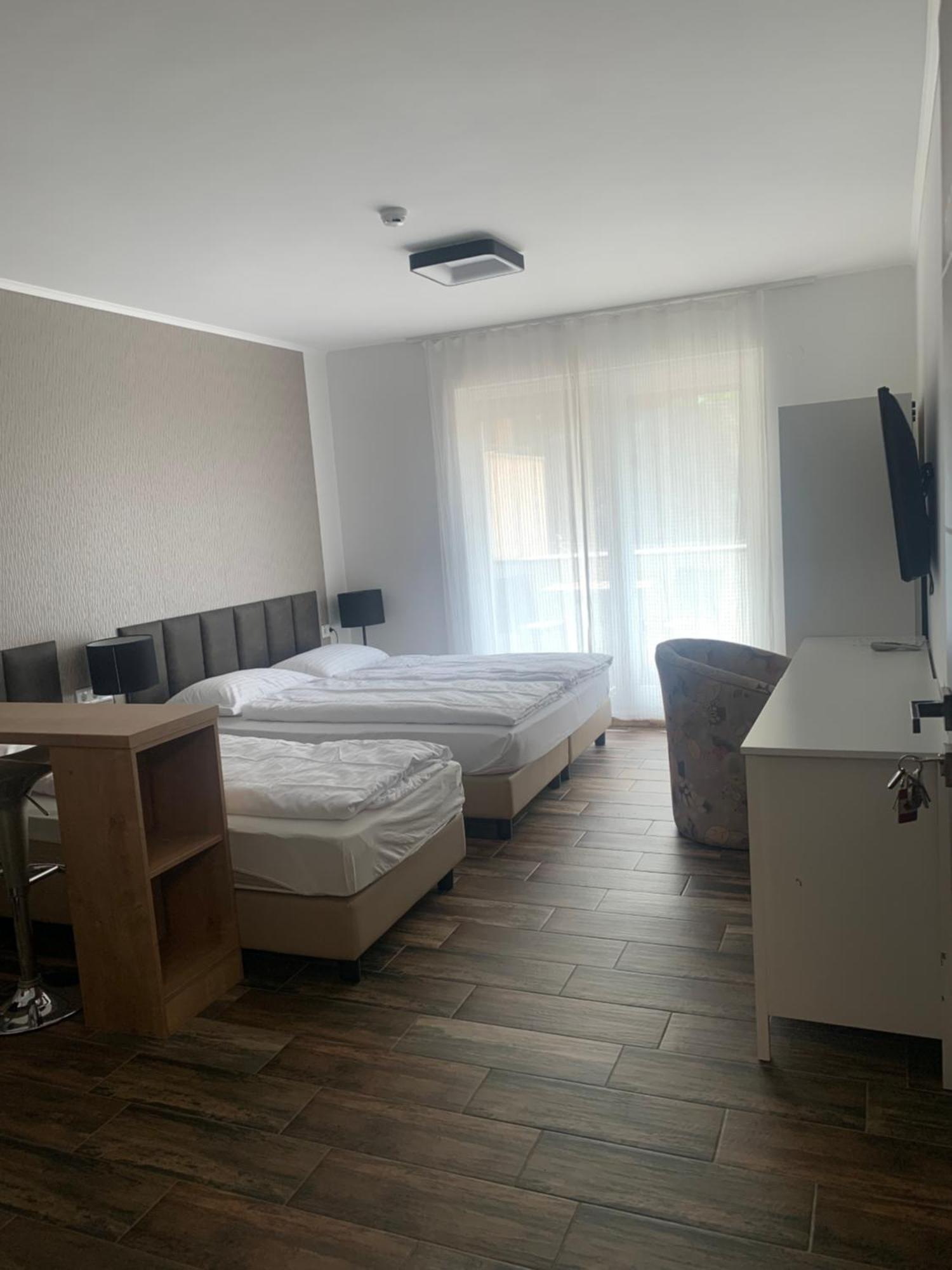 City Panzio Balatonlelle Bagian luar foto