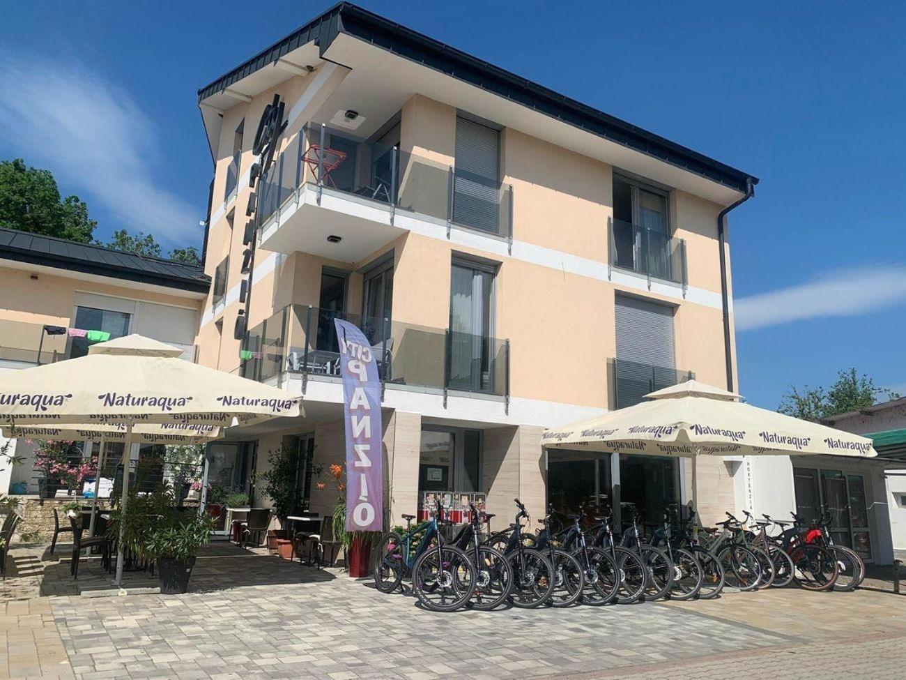 City Panzio Balatonlelle Bagian luar foto
