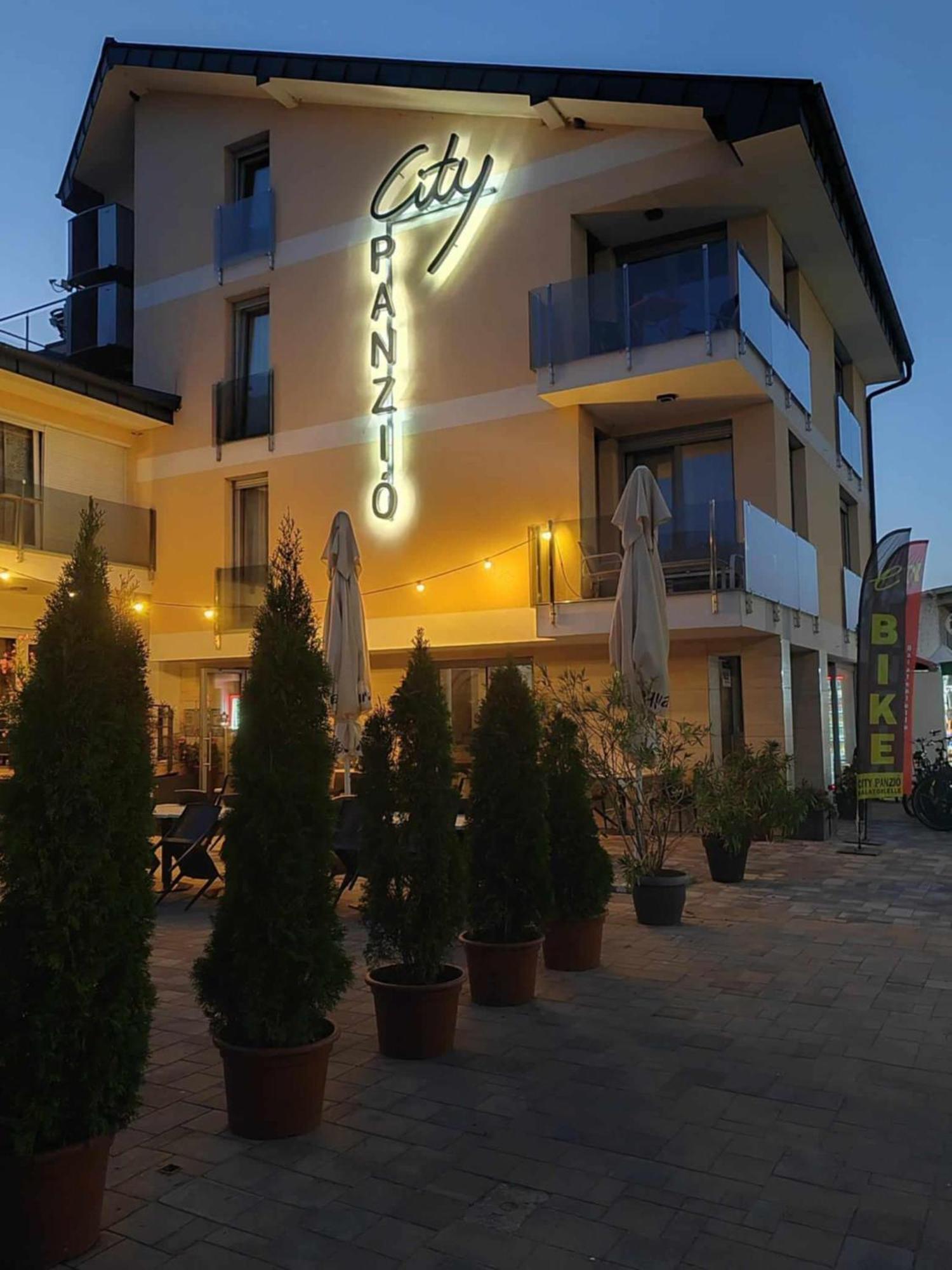 City Panzio Balatonlelle Bagian luar foto
